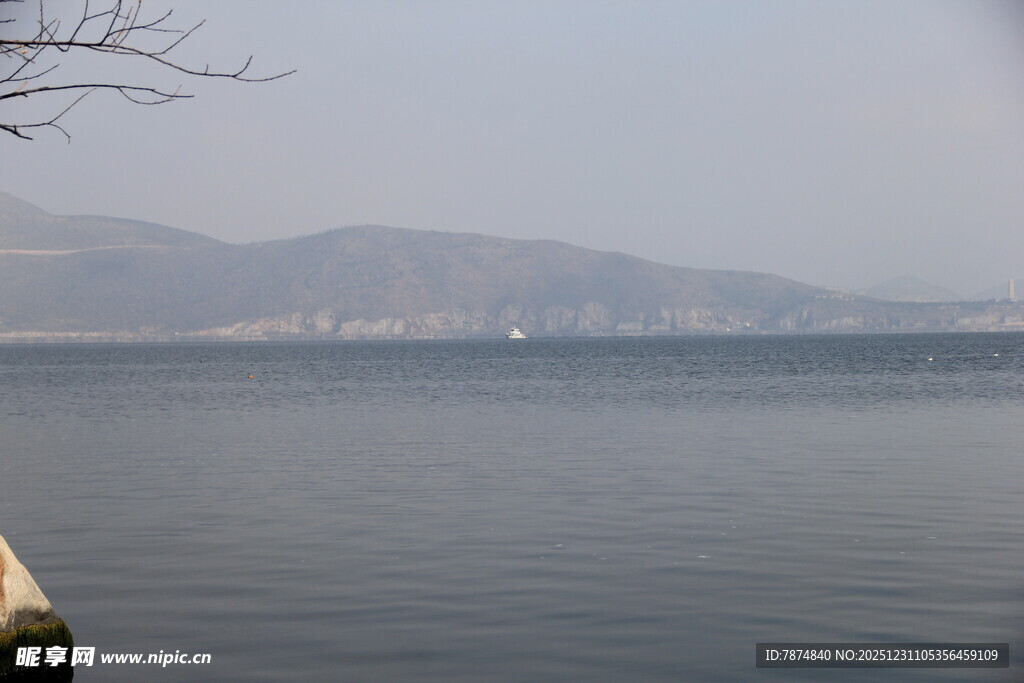 宁静湖面与远处山峦景色