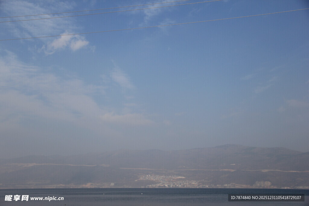 蓝天远山风景图