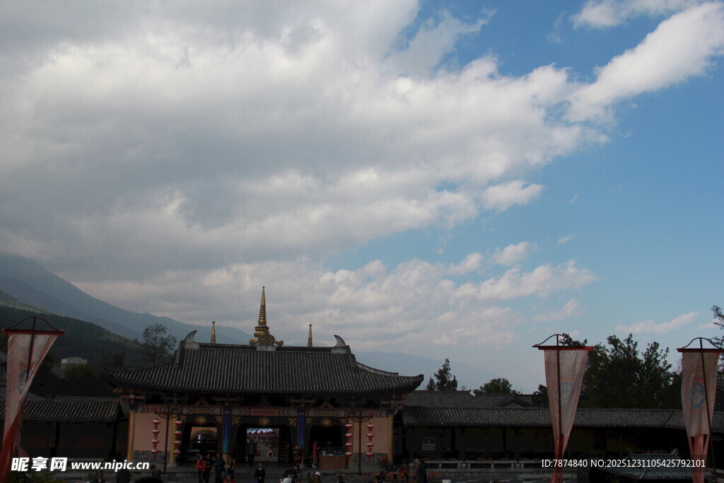 古村落屋顶与蓝天白云