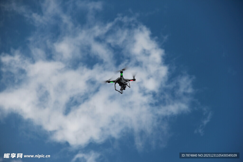 蓝天中飞行的无人机