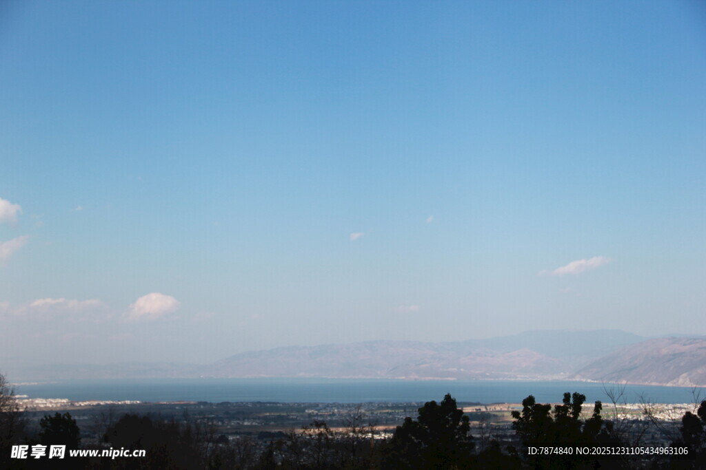 蓝天远景下的城市与山脉