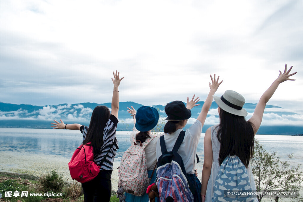 青春旅伴海边欢乐背影