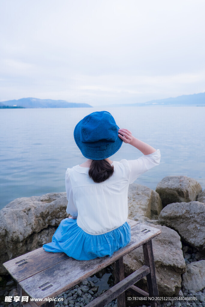 女孩海边长椅上的静谧时光