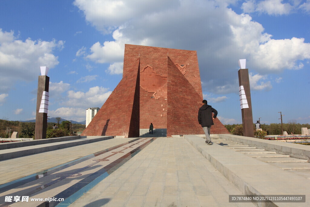 红色纪念碑矗立蓝天白云下
