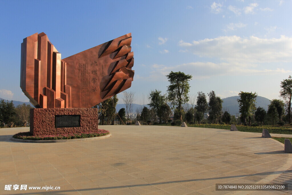 巨型红色雕塑屹立广场