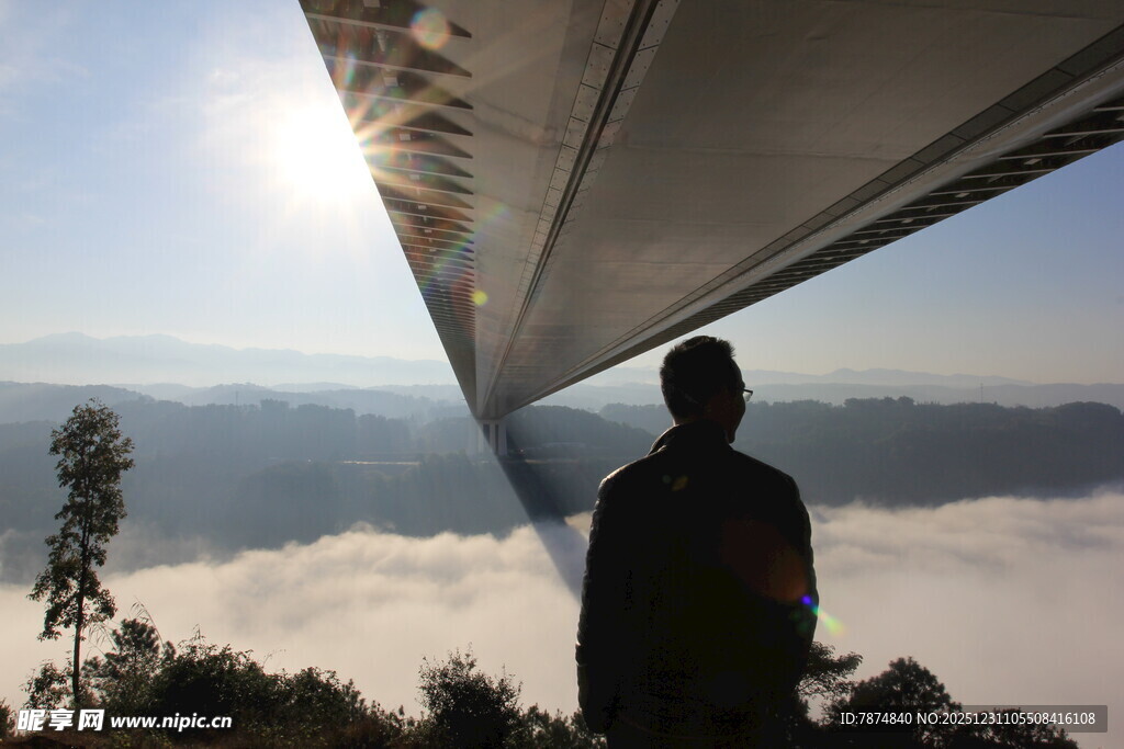 山顶剪影 人望云海日出景