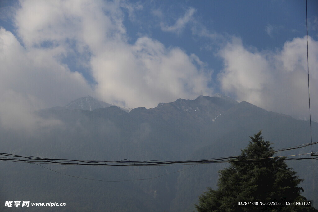 山间云雾缭绕的秀丽景致