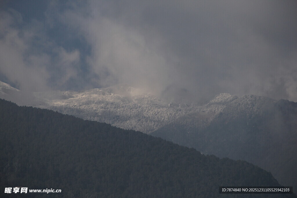 山间云雾缭绕的壮丽景象