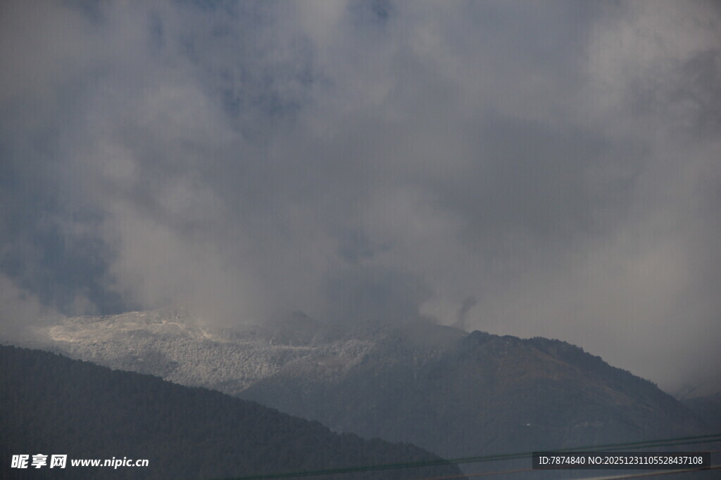 云雾缭绕的山峦景色