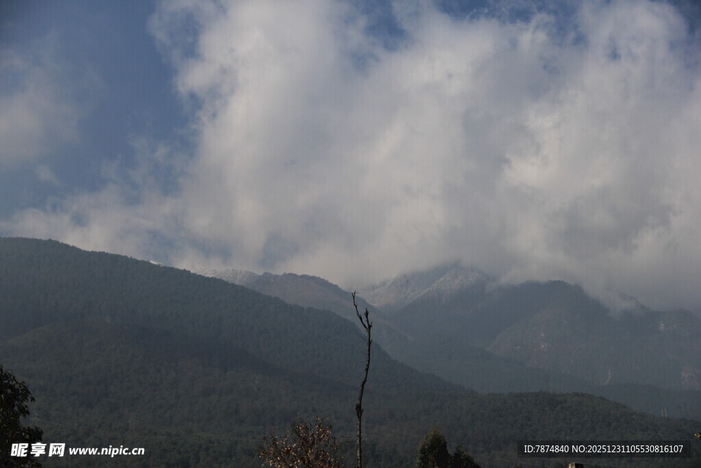 云雾缭绕的壮美山峦