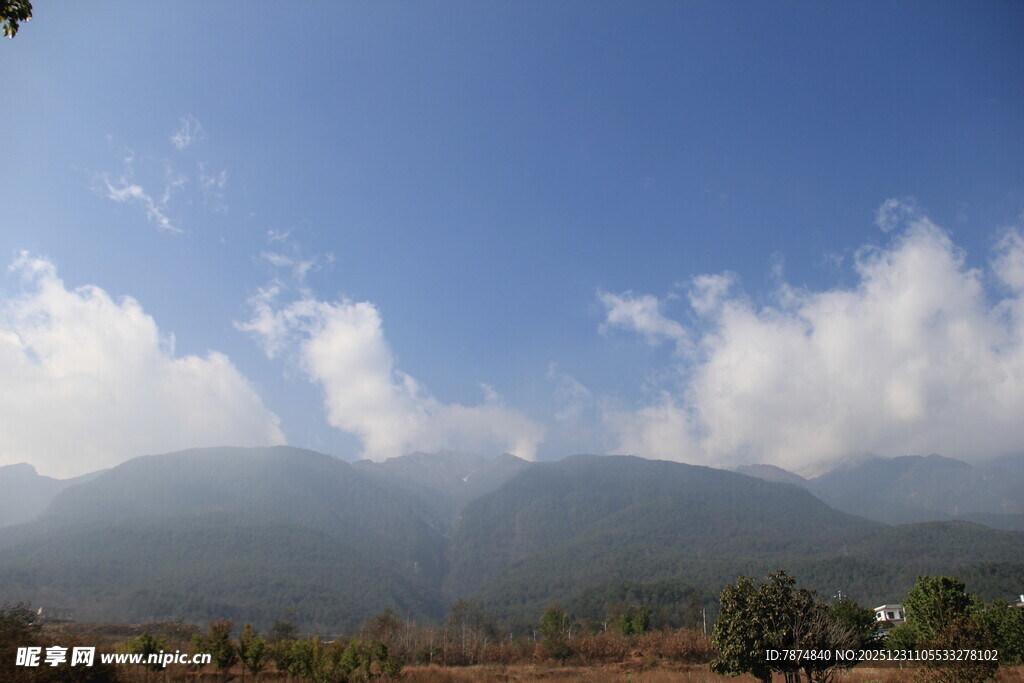 蓝天白云下的远山景色