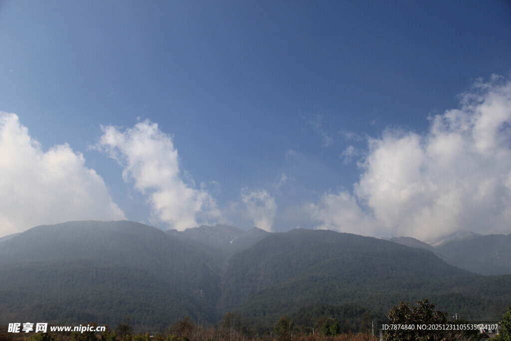 蓝天白云下的远山美景