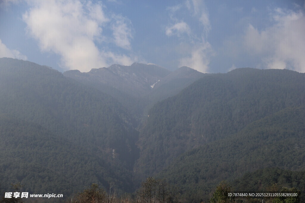 青山云雾间的壮美景色