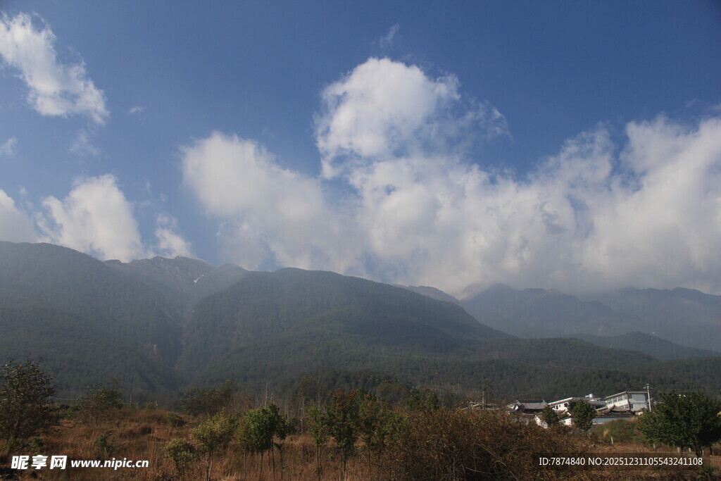 山间美景 蓝天白云映山峦