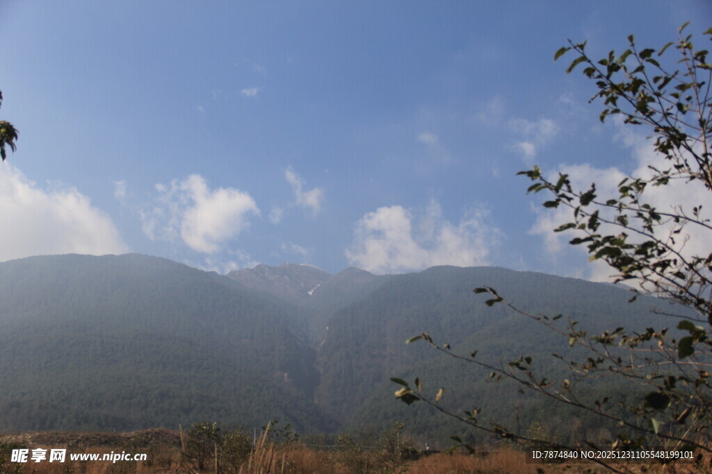 山间景致 蓝天白云绿树