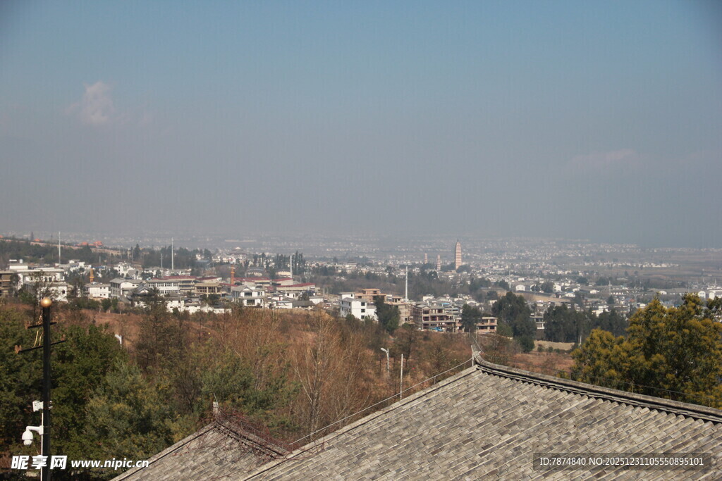 俯瞰城市与周边景致