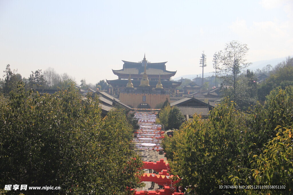 古建前的繁花通道