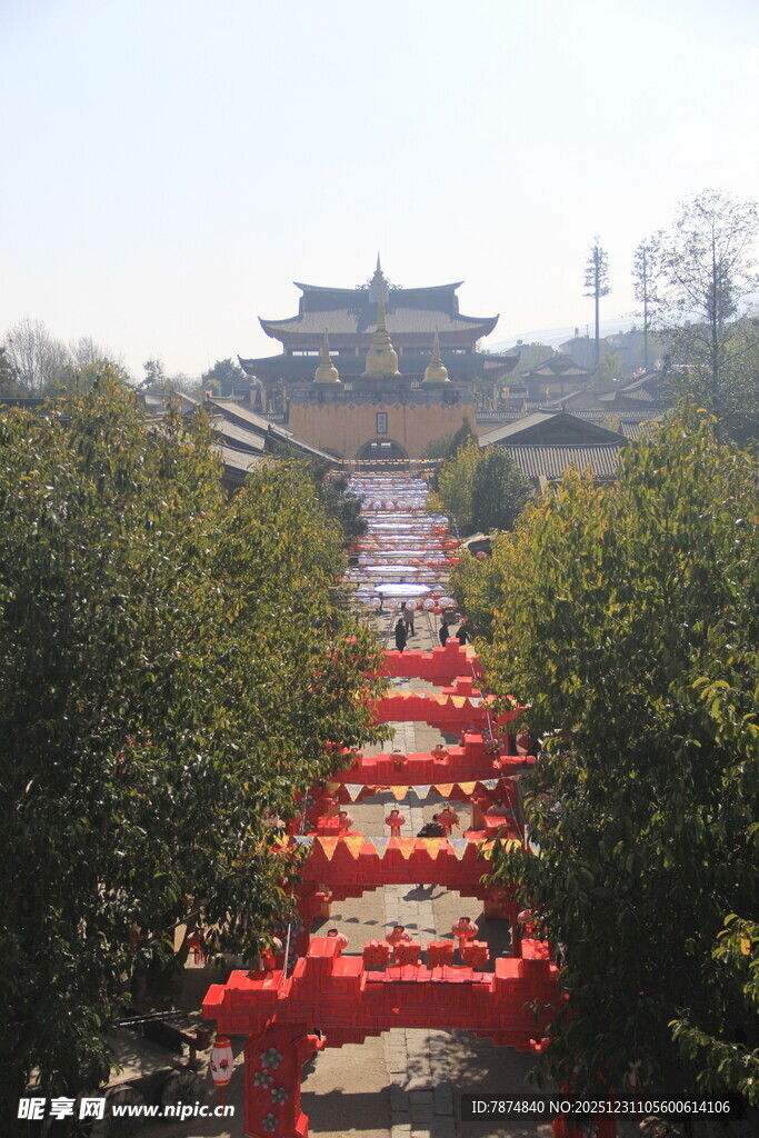 古建前的红色灯笼长廊