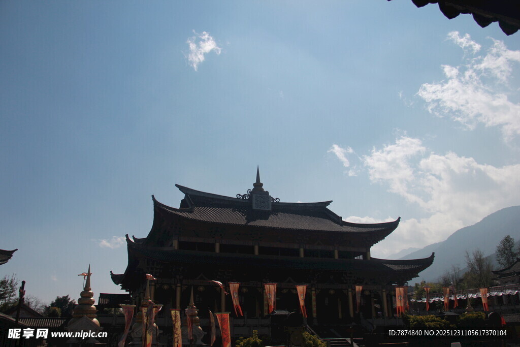 古庙宇在蓝天白云下
