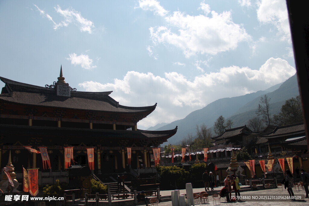 古雅寺庙前的热闹场景