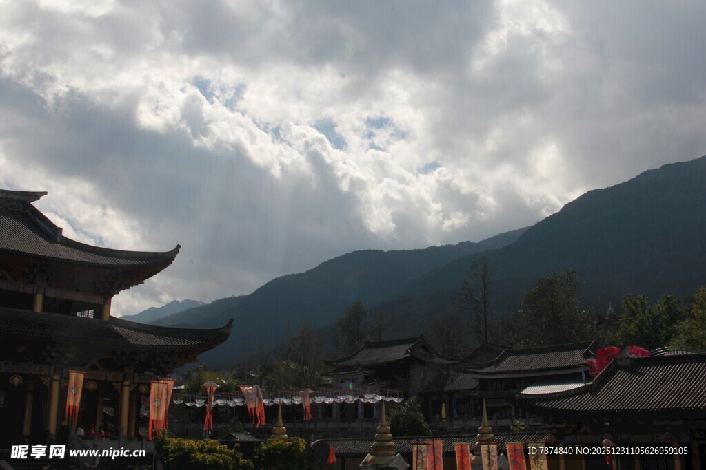 古建与远山相映成景