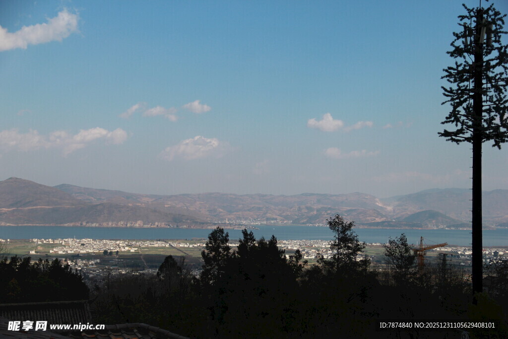 山间远眺城市风光