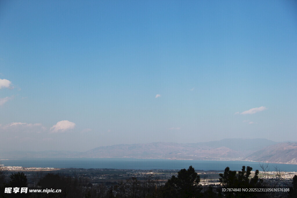 蓝天远景下的开阔景致