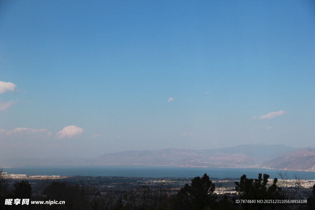 蓝天远景下的城市与山峦