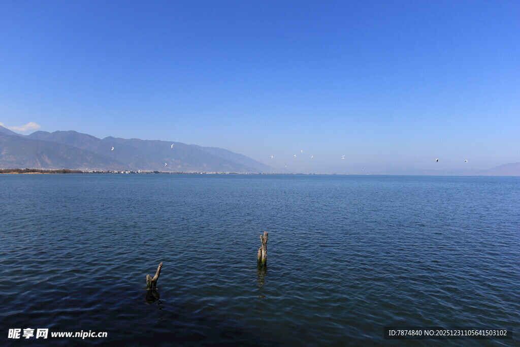 广阔湖面与远处山峦景色