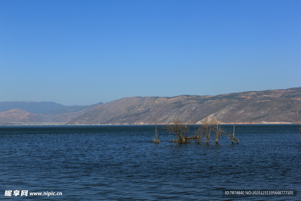 宁静湖景与远处山峦