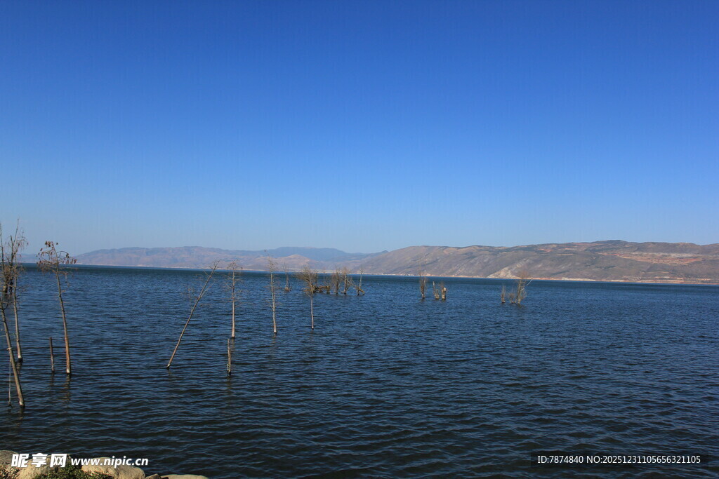 宁静湖面与远处山峦