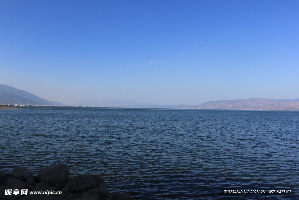 宁静湖面与远处山峦