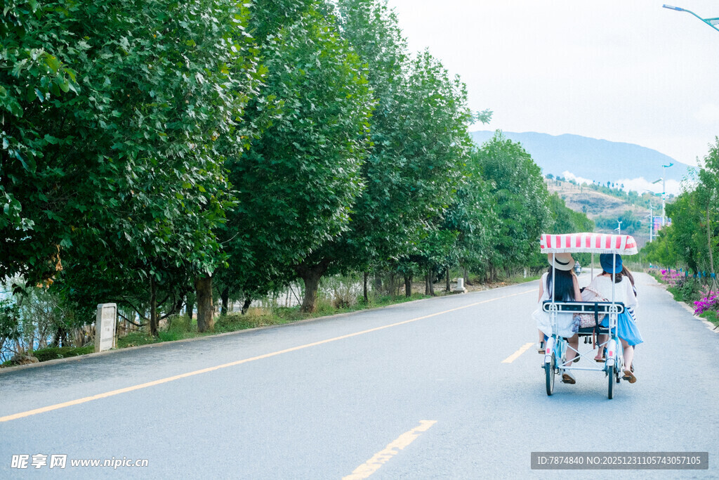乡村道路上的载人三轮车