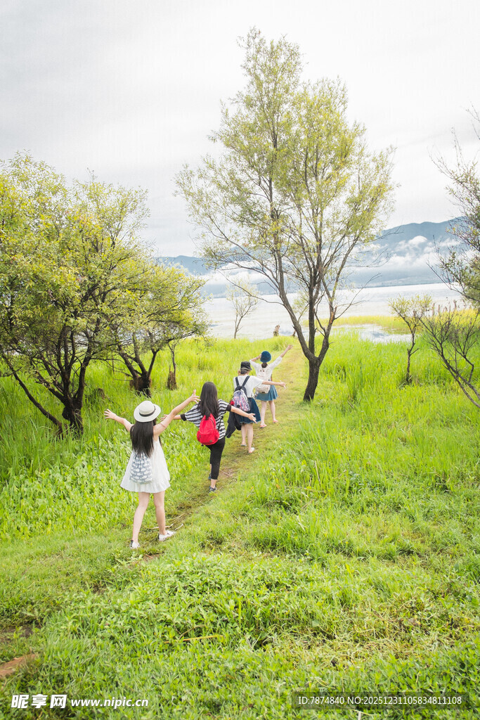 户外徒步小队穿行绿意间