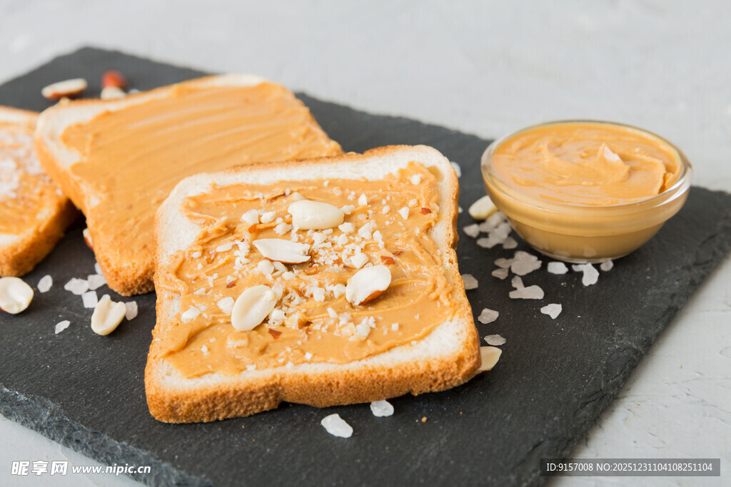 花生酱吐司配坚果