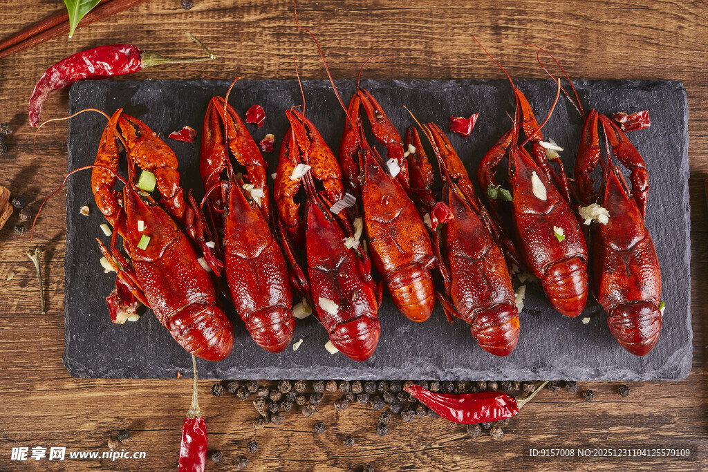 美味小龙虾摆放在木桌上