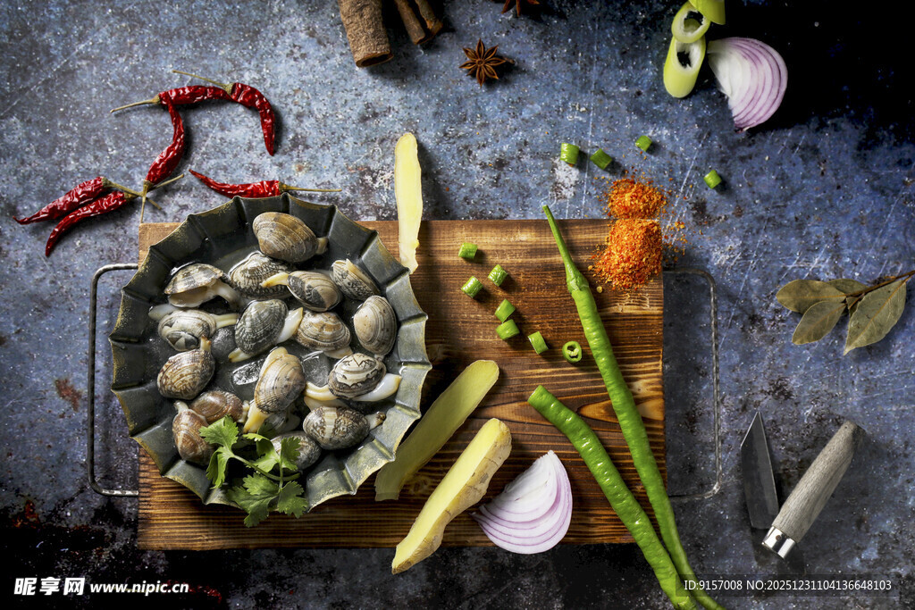 新鲜蛤蜊与多样香料食材