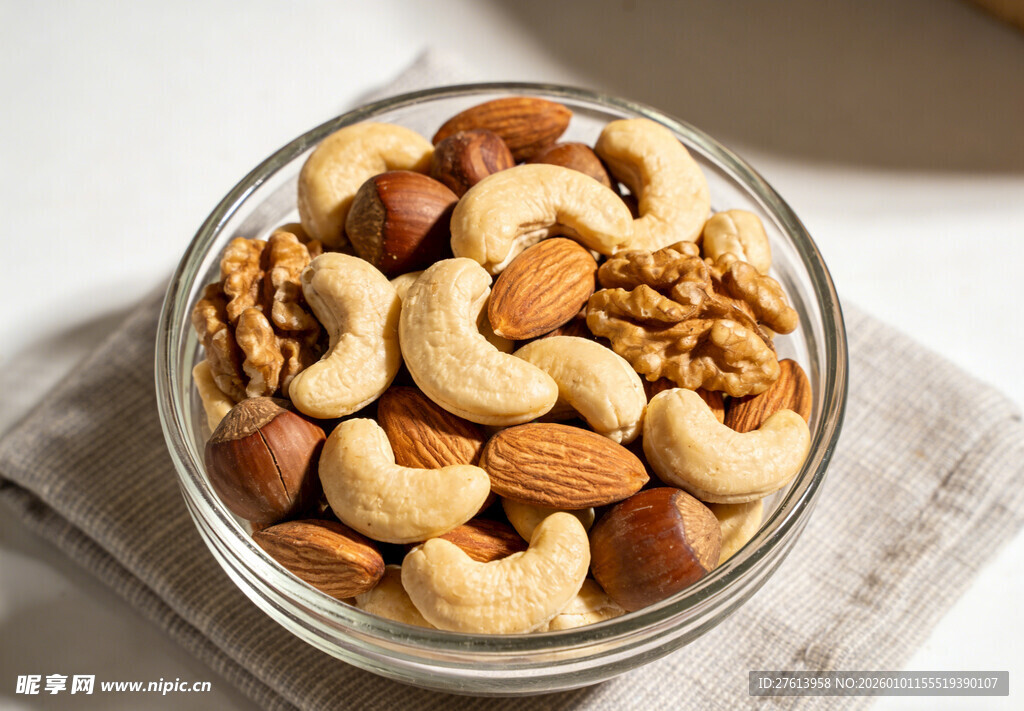 玻璃碗中的混合坚果