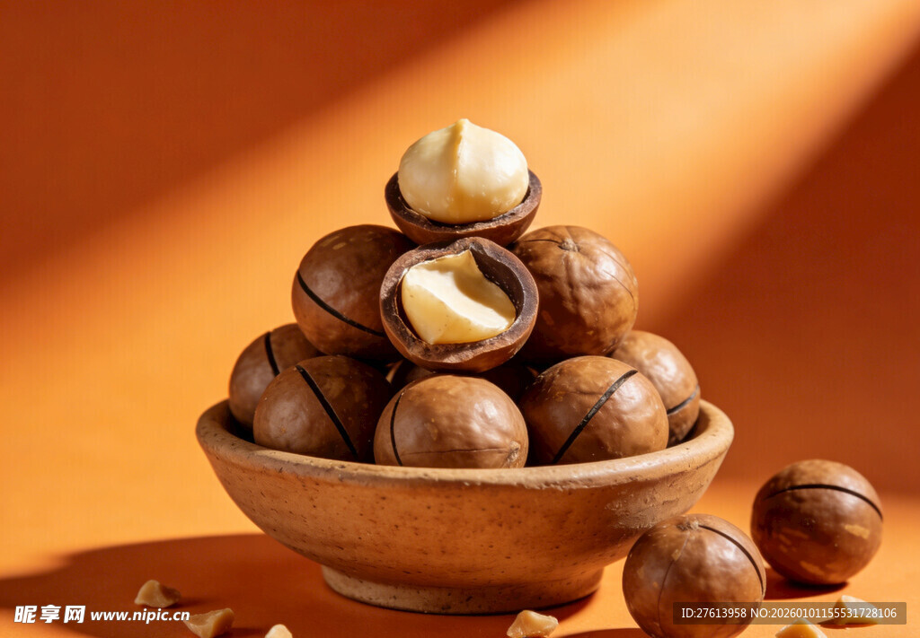 木碗中堆叠的榛子