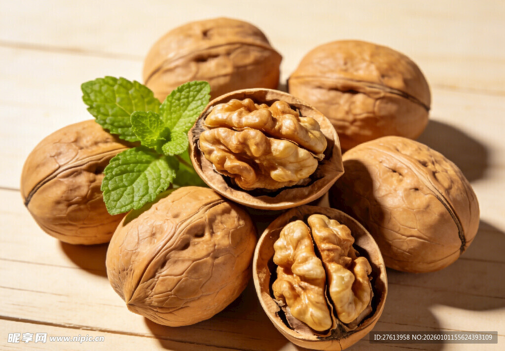 核桃摆放在木桌上