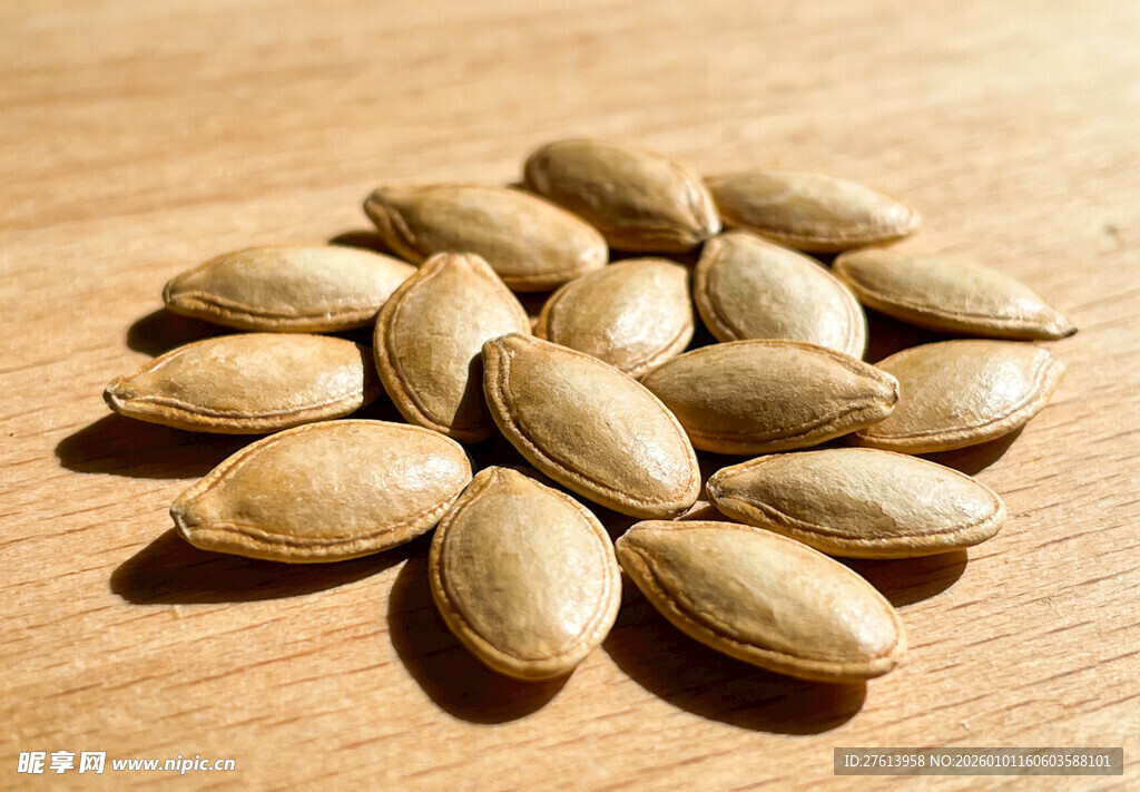 一堆香榧子摆放在木桌上