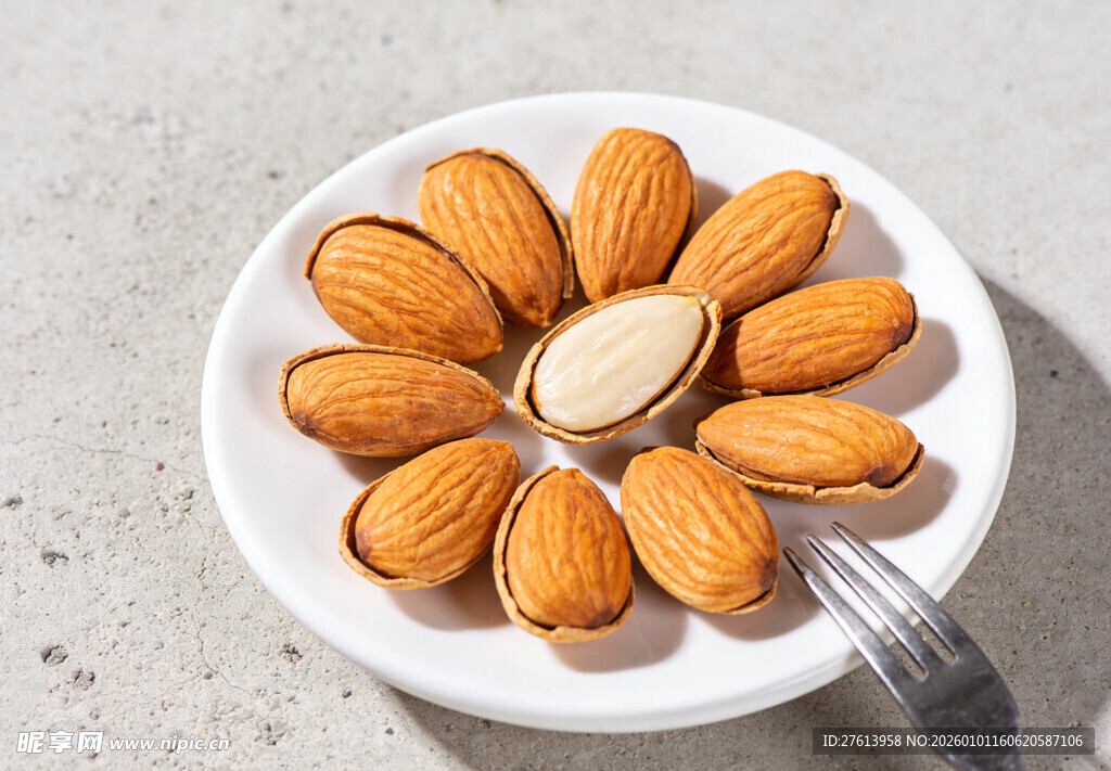 盘中的杏仁