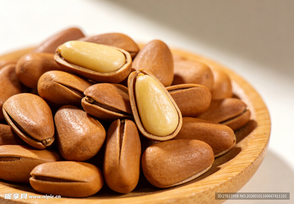 木碗中的开口松子