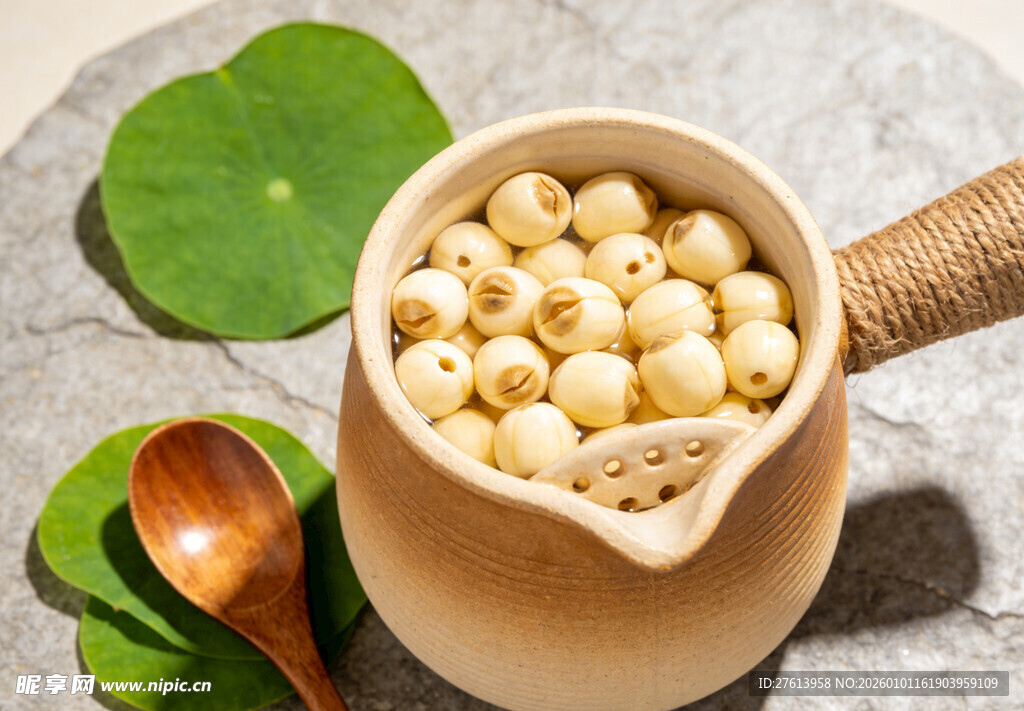 陶瓷罐中的莲子