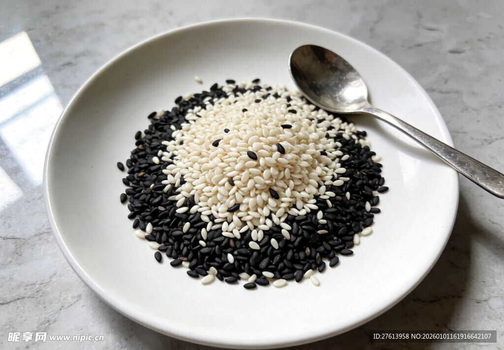 黑白芝麻盛于白盘
