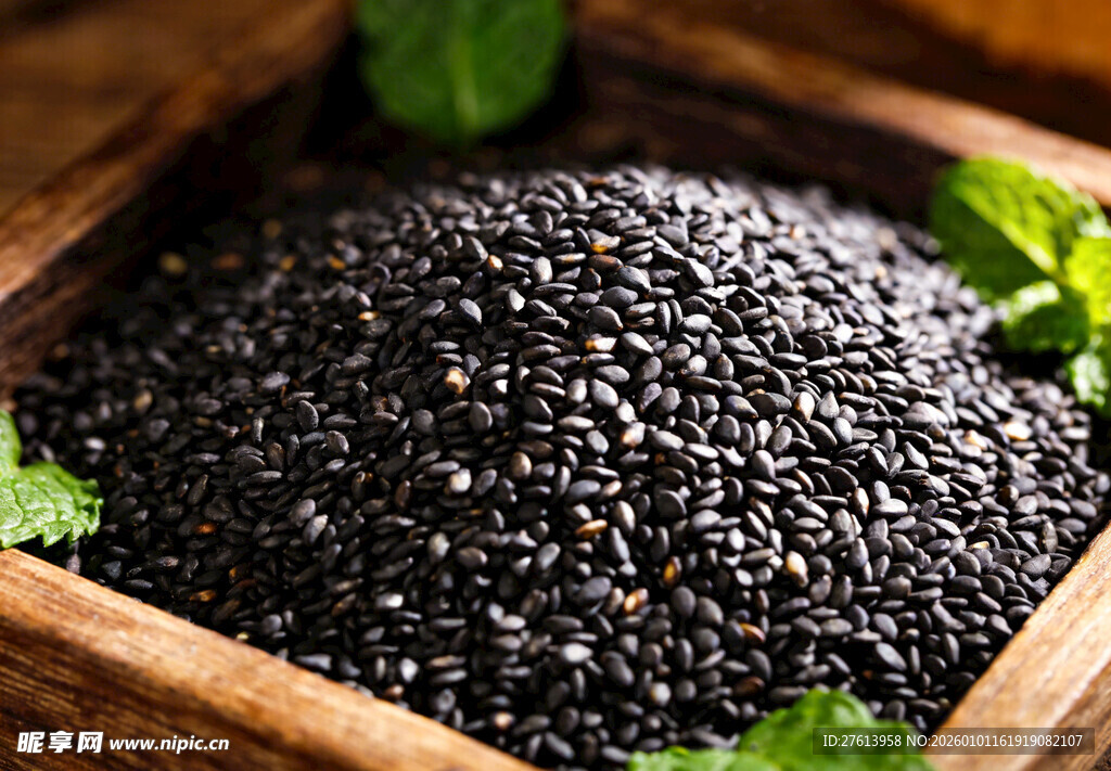 木盒中的黑奇亚籽