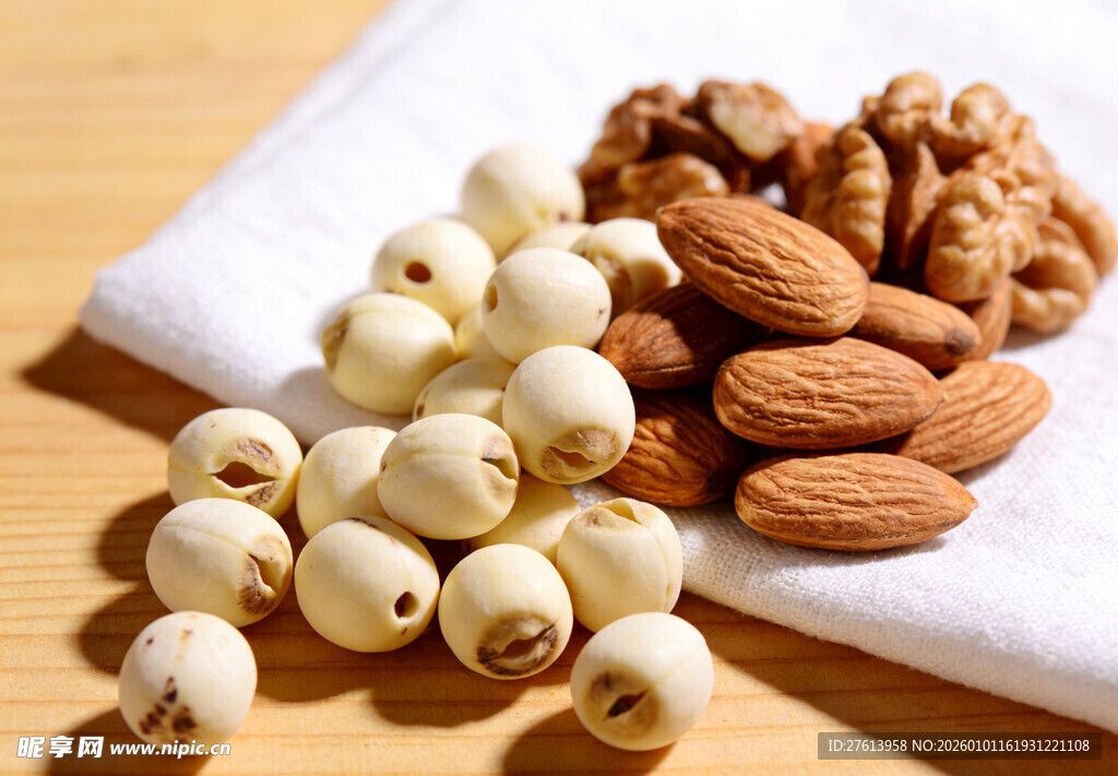 多样坚果与莲子