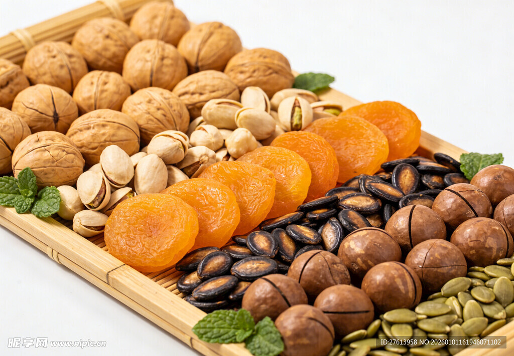 多样美味坚果果干拼盘