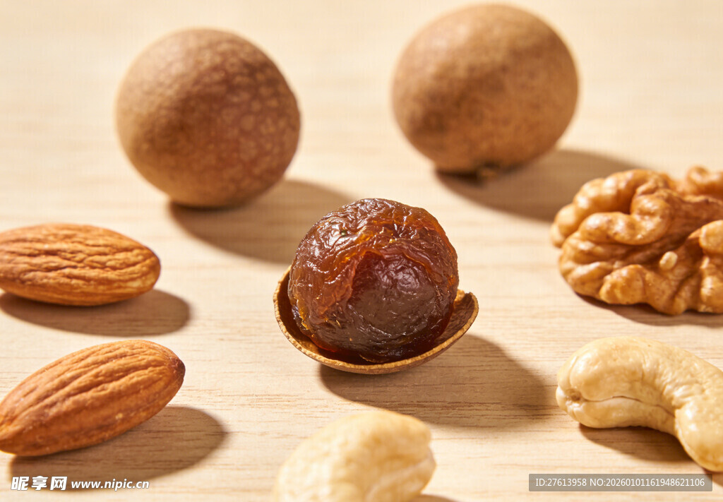 多样干果摆放在木桌上