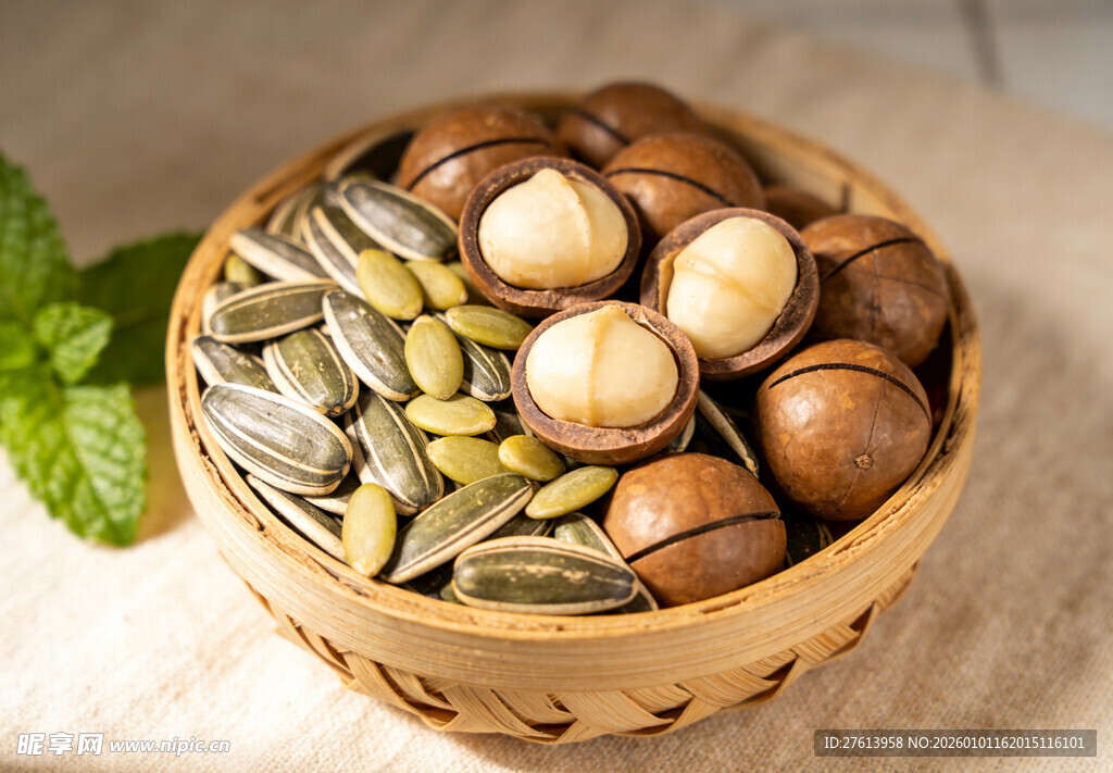 木碗中的多样美味坚果